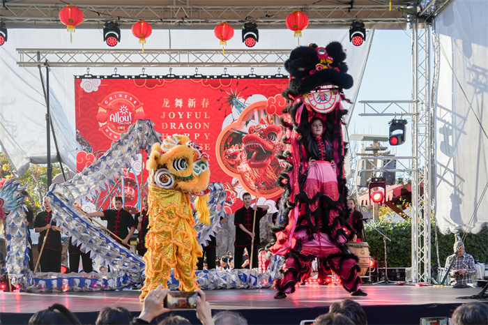 中國駐希臘大使館大使肖軍正與希方嘉賓為舞龍點睛。     希臘小朋友進行舞龍舞獅表演?！吨邢r報》供圖