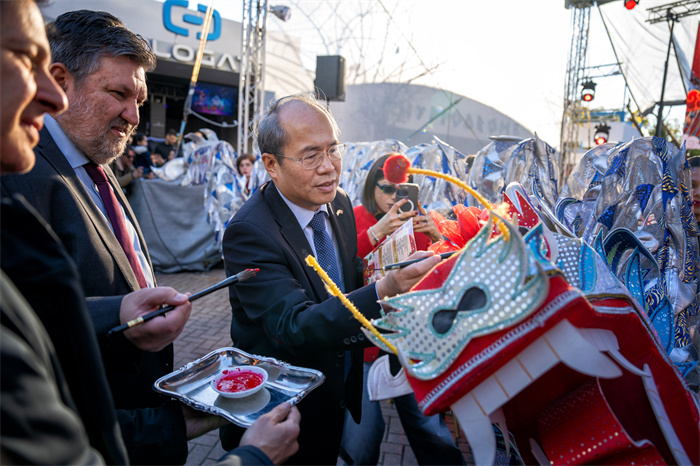 中國駐希臘大使館大使肖軍正與希方嘉賓為舞龍點睛?！吨邢r報》供圖