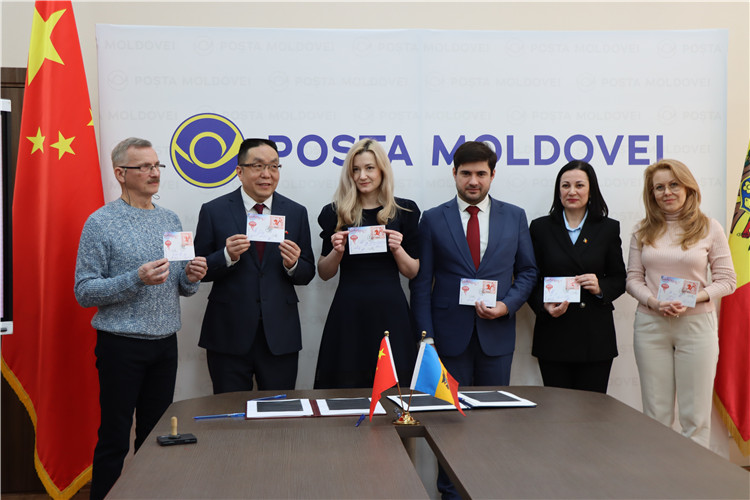 摩爾多瓦首發(fā)龍年生肖郵票。中國駐摩爾多瓦大使館供圖