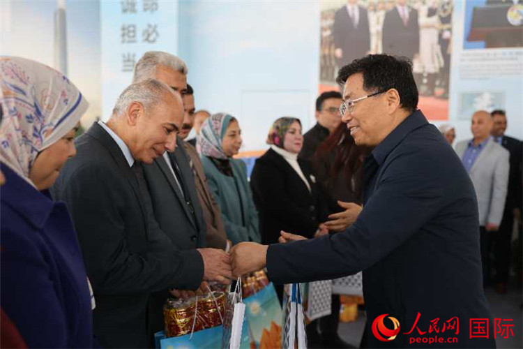 中建埃及分公司董事長常偉才為埃及師生發(fā)放新年禮包。人民網(wǎng)記者 黃培昭攝