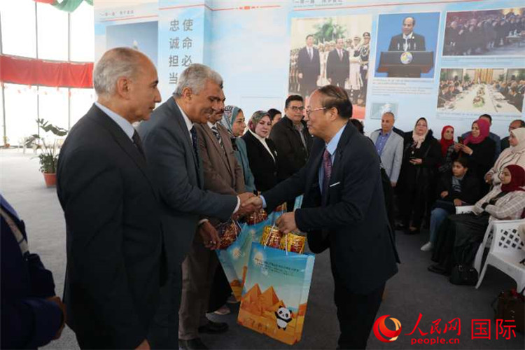 中國駐埃及使館教科處盧春生公參為埃及師生發(fā)放新年禮包。人民網(wǎng)記者 黃培昭攝