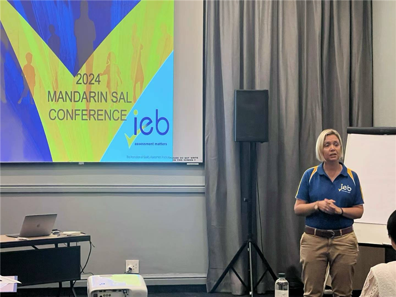 羅賓·莫瓦特女士對2023年“南非漢語高考”情況進行數(shù)據(jù)分析總結(jié)。（圖片來源：南非中國文化和國際教育交流中心孔子課堂）