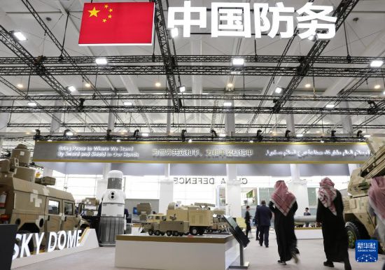 2月5日，在沙特阿拉伯利雅得，人們?cè)谥袊?guó)展區(qū)參觀。新華社記者 王東震 攝