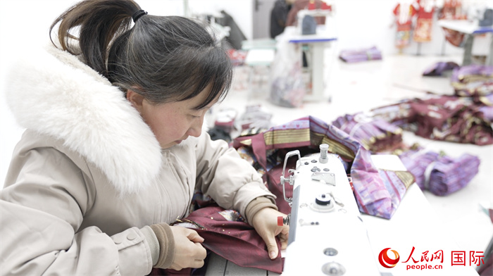 1月24日，在山東省菏澤市曹縣大集鎮(zhèn)云牧服飾有限公司，高燕正在縫制馬面裙。 人民網(wǎng)記者 袁蒙攝