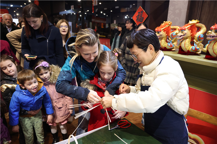 2024年“歡樂春節(jié)”《閩南風情》文藝演出和泉州非物質(zhì)文化遺產(chǎn)展演2月6日在塞爾維亞斯梅代雷沃文化中心舉行。圖為當?shù)孛癖婓w驗中國非遺手工藝。 貝爾格萊德中國文化中心供圖