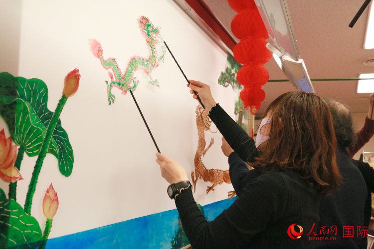 皮影戲表演。人民網(wǎng) 許可攝