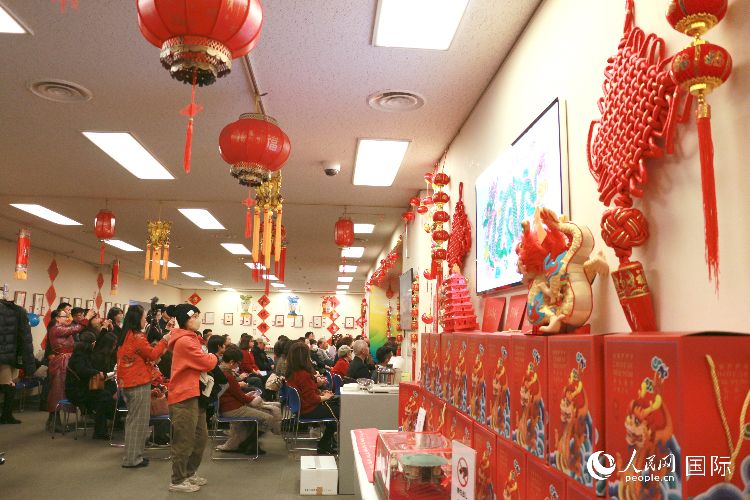 現(xiàn)場洋溢著濃郁的新春氛圍。人民網(wǎng) 許可攝