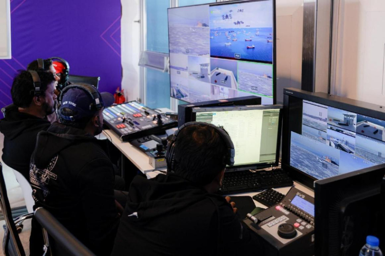 工作人員在監(jiān)控比賽。主辦方供圖