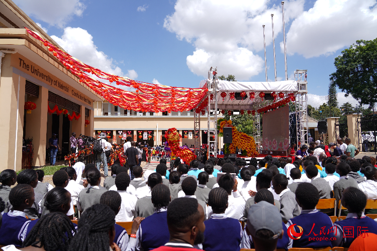 師生在觀看舞獅表演。人民網(wǎng)記者 黃煒鑫攝