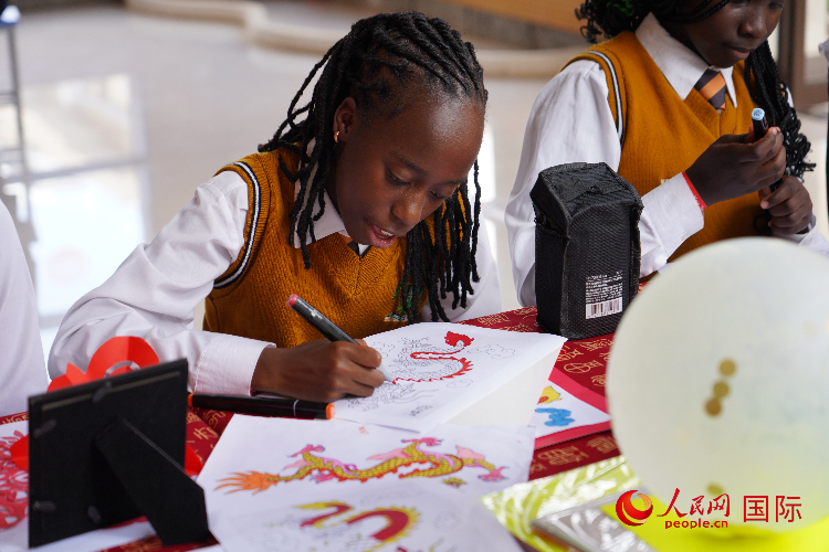 學(xué)生在畫龍。人民網(wǎng)記者 黃煒鑫攝