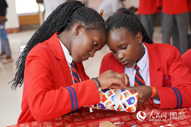 學(xué)生在手工制作紙龍。人民網(wǎng)記者 黃煒鑫攝