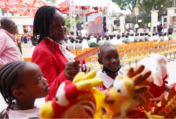 師生在逛春節(jié)集市。人民網(wǎng)記者 黃煒鑫攝