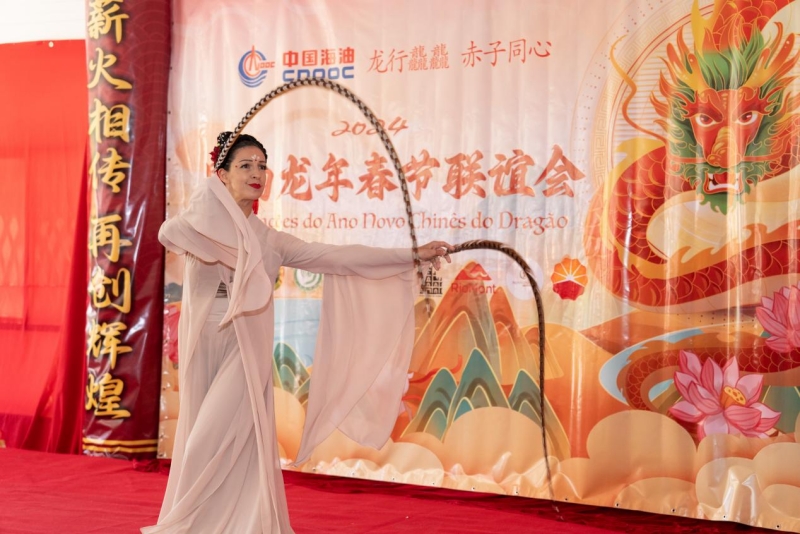 巴西藝術(shù)家表演中國(guó)舞。里約天主教大學(xué)孔子學(xué)院供圖