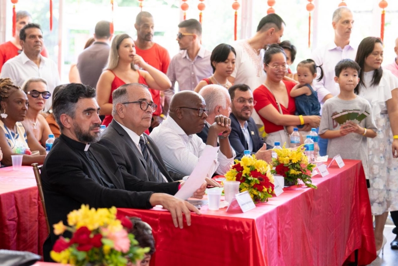 兩國(guó)民眾共同觀欣賞文藝表演。里約天主教大學(xué)孔子學(xué)院供圖