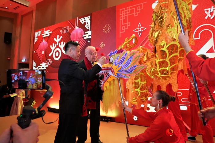 張漢暉（左）、施威特科（右）共同為彩龍點睛。于子恒攝