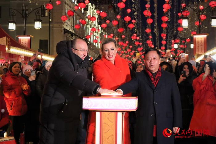 張漢暉、扎哈羅娃、科茲洛夫（從右至左）共同按下活動啟動按鈕。于子恒攝