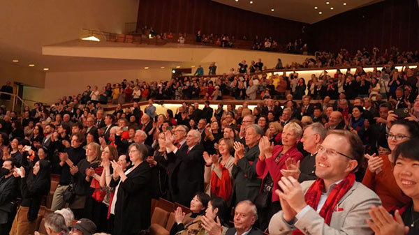 中德觀眾觀看中央民族樂團“”天地永樂·中國節(jié)“”音樂會。中國駐德國大使館供圖