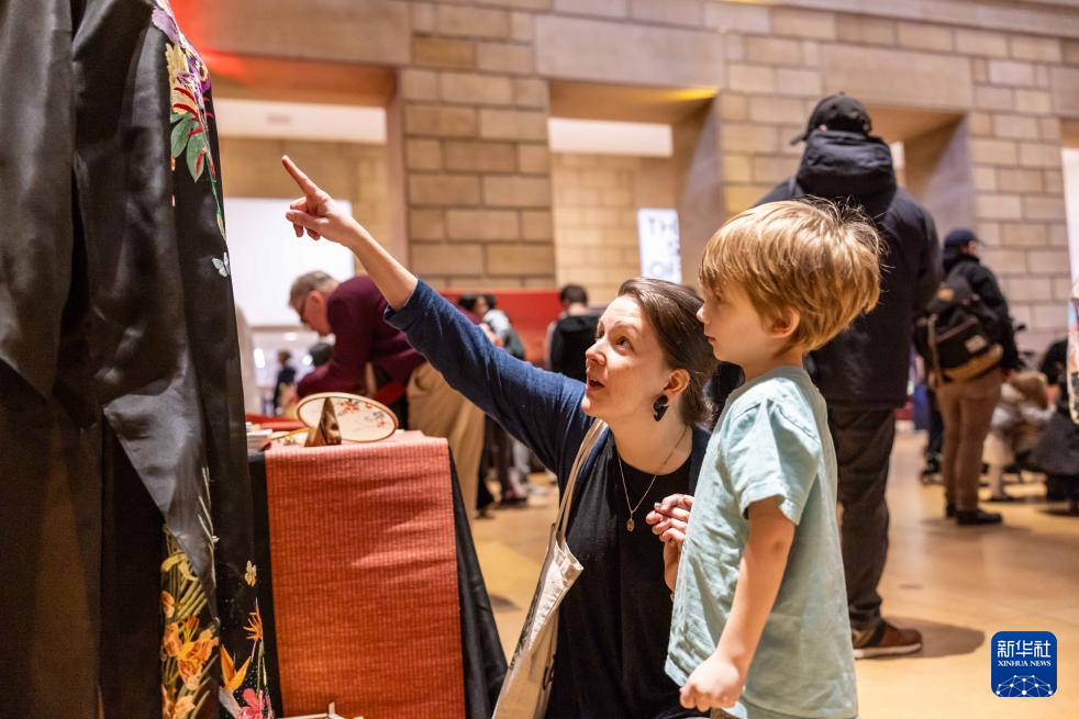 2月11日，參觀者在美國(guó)費(fèi)城藝術(shù)博物館舉行的龍年迎新春活動(dòng)上觀看中國(guó)傳統(tǒng)服飾。新華社發(fā)（周煥新攝）