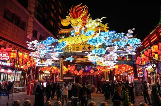 2月11日，游客在沈陽中街游覽。春節(jié)期間，各地燈火璀璨、火樹銀花，呈現(xiàn)出一幕幕流光溢彩的視覺盛宴。（新華社記者潘昱龍攝）