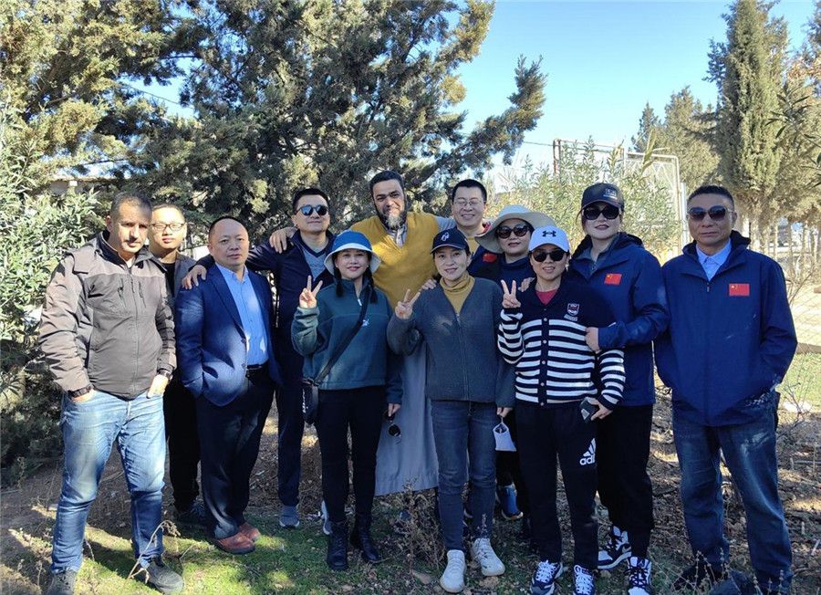 中國醫(yī)生們與穆罕默德一家人合影留念。中國第28批援阿爾及利亞醫(yī)療隊塞地夫分隊供圖