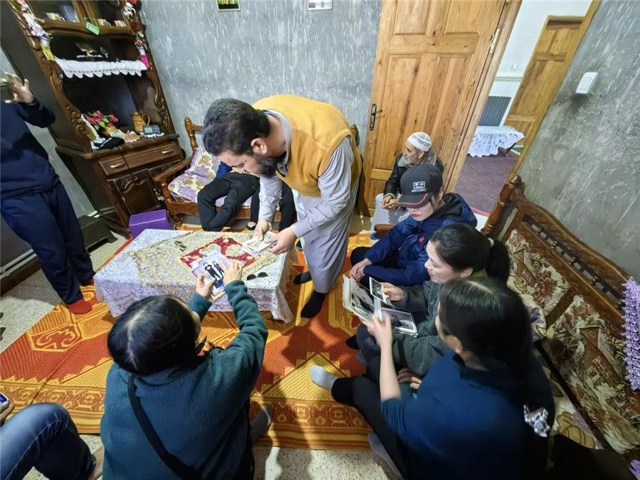 穆罕默德醫(yī)生講述與中國醫(yī)生結(jié)緣的老照片。中國第28批援阿爾及利亞醫(yī)療隊塞地夫分隊供圖