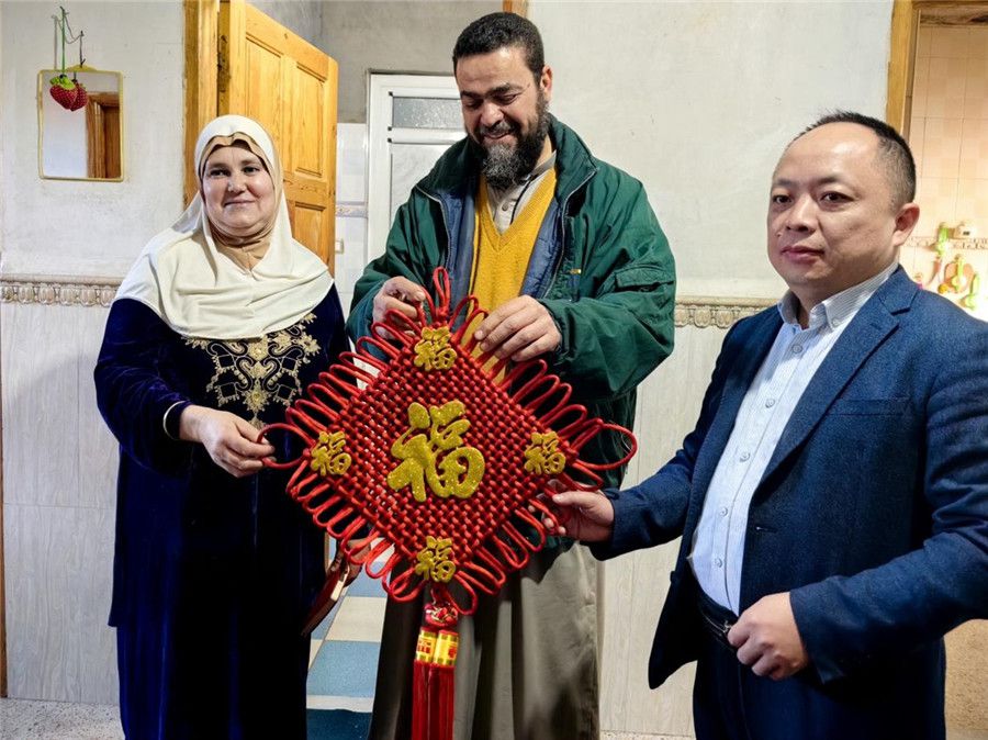 中國醫(yī)生向穆罕默德贈送中國新春福字。中國第28批援阿爾及利亞醫(yī)療隊塞地夫分隊供圖