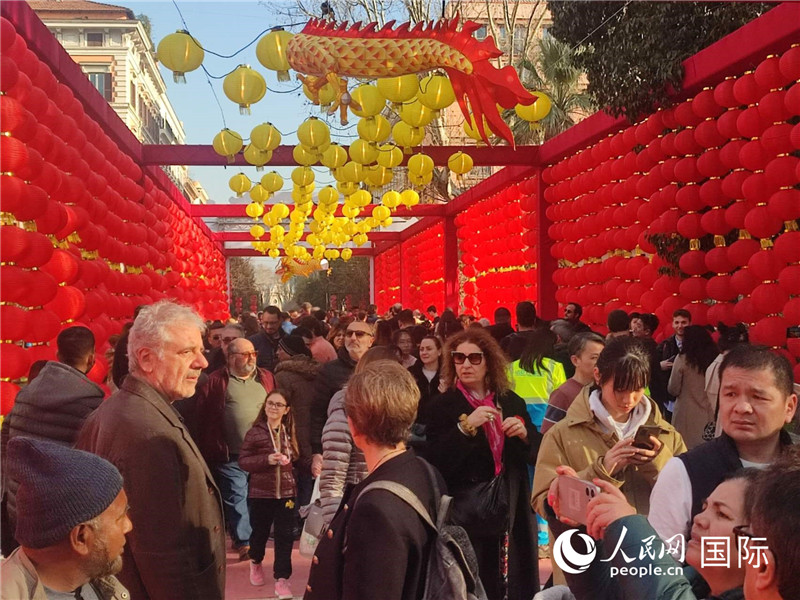 游園會入口處張燈結(jié)彩，人流如織。人民網(wǎng)記者鄭彬攝