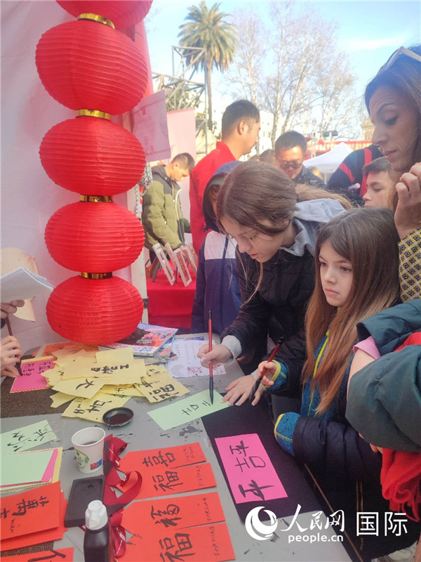 羅馬當(dāng)?shù)孛癖妼h字充滿興趣。人民網(wǎng)記者鄭彬攝