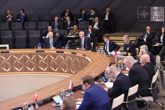 這是2月15日在比利時(shí)布魯塞爾拍攝的北約防長(zhǎng)會(huì)現(xiàn)場(chǎng)。為期一天的北約成員國(guó)國(guó)防部長(zhǎng)會(huì)議15日在比利時(shí)首都布魯塞爾結(jié)束。會(huì)議就加強(qiáng)北約的威懾和防御以及對(duì)烏克蘭的支持等問(wèn)題展開(kāi)討論。新華社記者趙丁喆攝