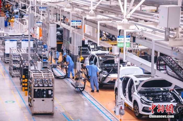 資料圖：工人在新能源汽車生產(chǎn)線上作業(yè)。李南軒 攝