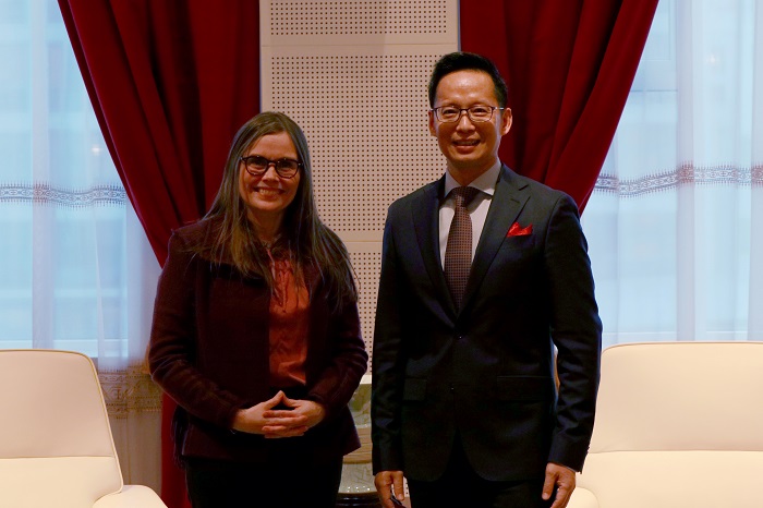 冰島總理雅各布斯多蒂爾（右一）與中國(guó)駐冰島大使何儒龍合影。中國(guó)駐冰島大使館供圖