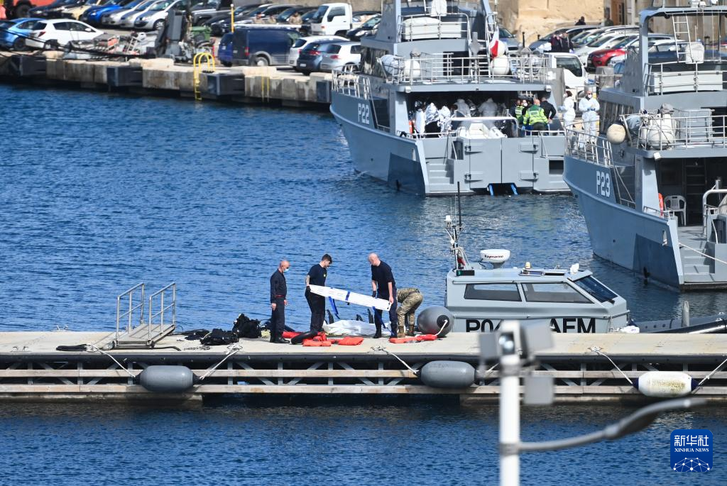 2月23日，在馬耳他皮耶塔，工作人員準備搬運一具非法移民遇難者遺體。新華社發(fā)（喬納森·博格攝）