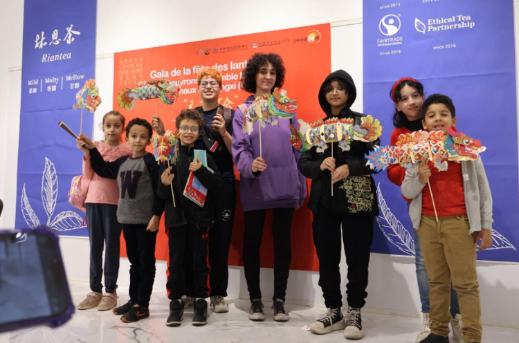 孩子們拿著元宵彩燈合影。拉巴特中國文化中心供圖