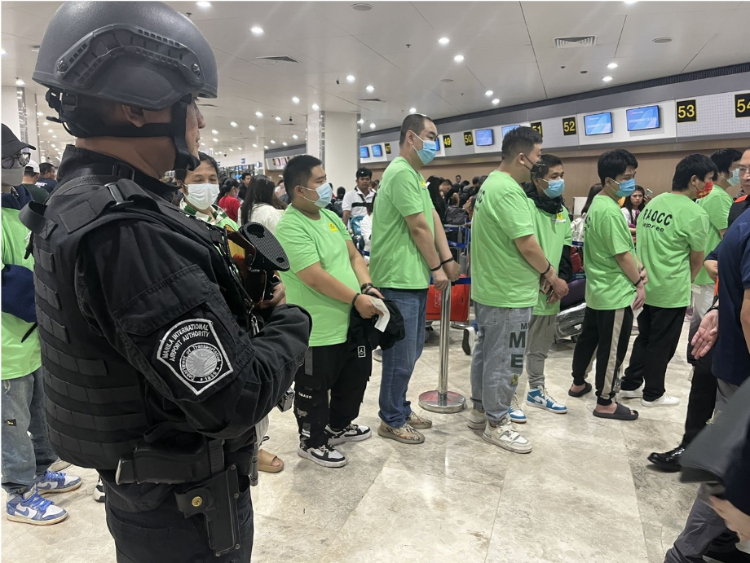 中國(guó)和菲律賓兩國(guó)執(zhí)法部門(mén)合作遣返在菲從事離岸博彩的中國(guó)公民。駐菲律賓使館供圖