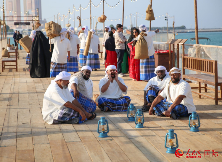 演藝人員展示售賣產(chǎn)品的場(chǎng)景。人民網(wǎng) 塔里克·易卜拉欣攝