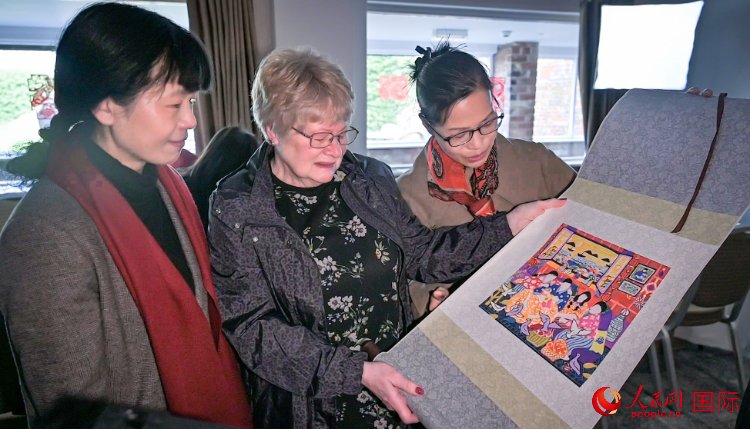 贈(zèng)送舟山漁民畫(huà)。人民網(wǎng) 郭錦標(biāo)攝