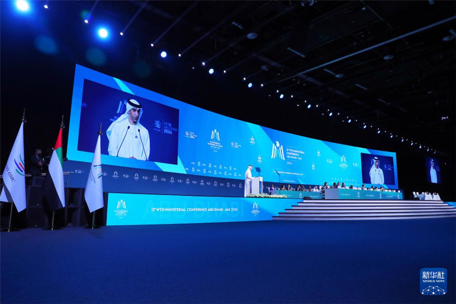 2月26日，在阿聯(lián)酋首都阿布扎比，阿聯(lián)酋外貿(mào)國務(wù)部長、世貿(mào)組織第13屆部長級會議主席薩尼·澤尤迪在世界貿(mào)易組織第13屆部長級會議開幕式上致辭。新華社發(fā)（世界貿(mào)易組織供圖）