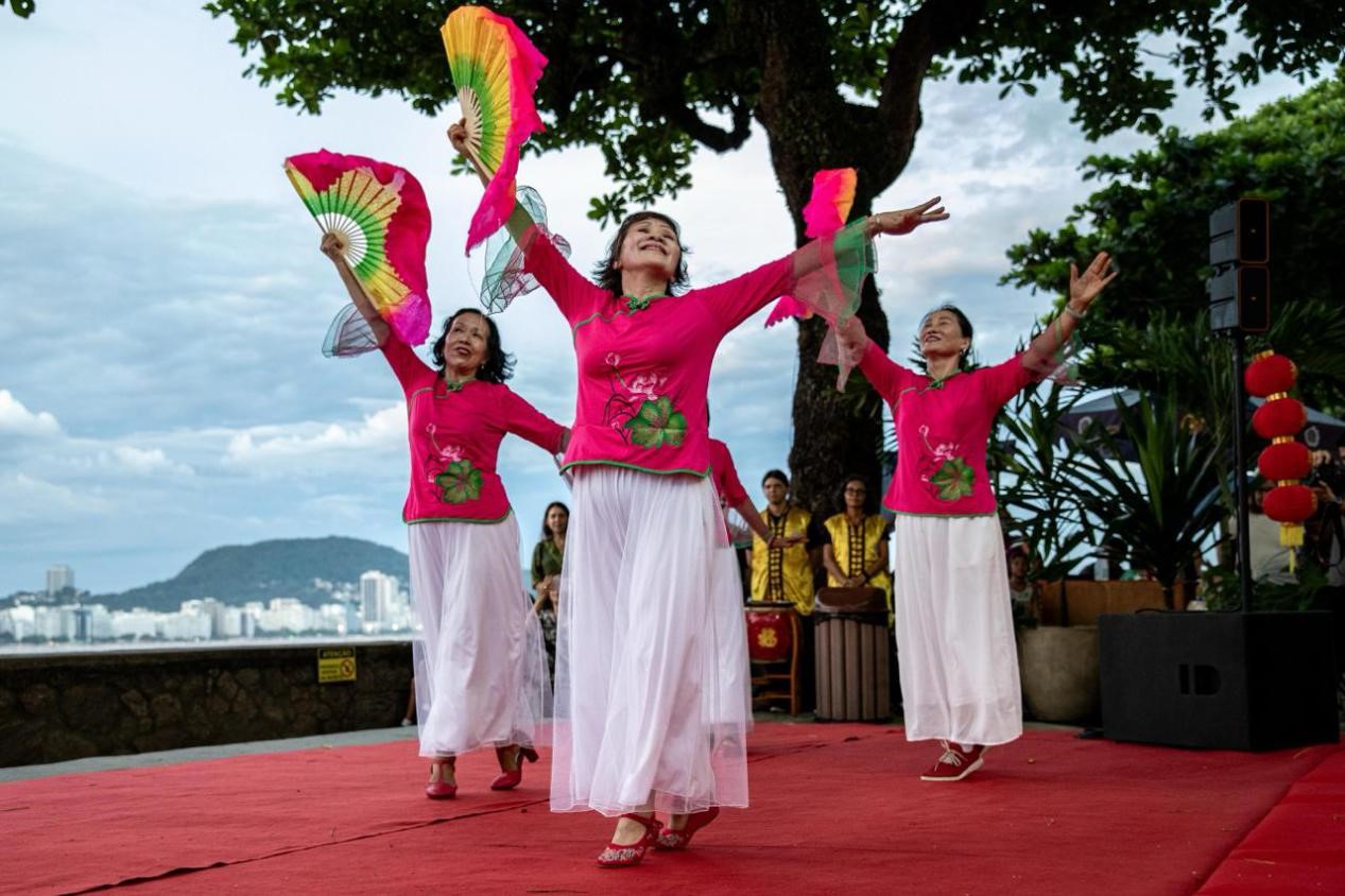 當(dāng)?shù)貢r間2月24日晚，2024年元宵節(jié)慶?；顒釉诎臀骼锛s熱內(nèi)盧市科帕卡巴納要塞舉辦。巴西山河文化促進(jìn)中心供圖