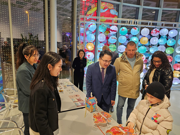 匈牙利小朋友猜燈謎。翟朝暉攝