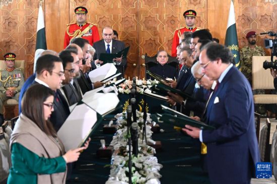   這是3月11日在巴基斯坦首都伊斯蘭堡總統(tǒng)府拍攝的內(nèi)閣宣誓就職儀式。巴基斯坦新內(nèi)閣的19名成員11日在巴總統(tǒng)扎爾達(dá)里和總理夏巴茲見證下，在首都伊斯蘭堡總統(tǒng)府宣誓就職。新華社發(fā)（巴基斯坦新聞與廣播部下轄媒體信息部門供圖）