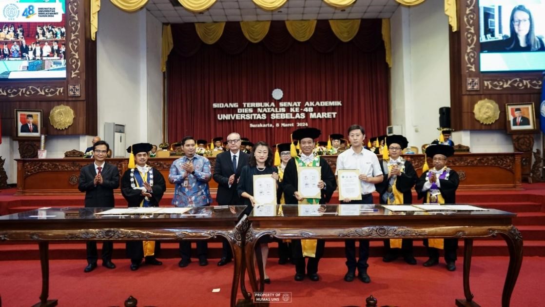 西華大學(xué)、三一一大學(xué)、印尼鋰源新材料有限公司、四川鋰源新能源有限公司四方共同簽署國際合作協(xié)議。印尼三一一大學(xué)孔子學(xué)院供圖