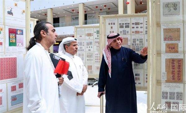 觀(guān)眾在欣賞集郵展作品。人民網(wǎng)記者 任皓宇攝