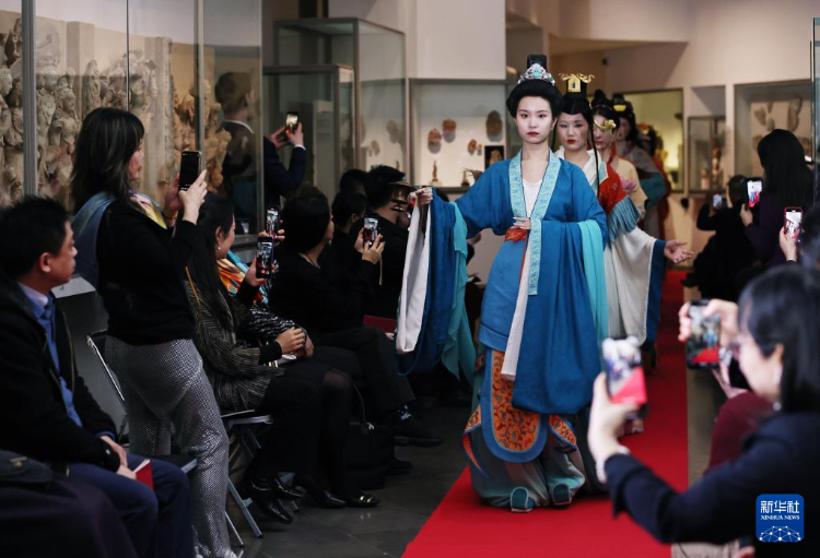 3月13日，在位于法國巴黎的吉美國立亞洲藝術博物館，模特展示敦煌復原服飾。新華社記者 高靜 攝