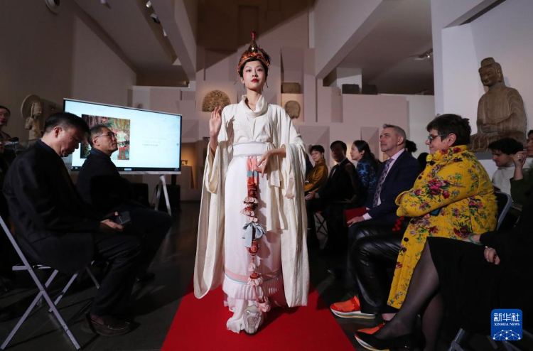 3月13日，在位于法國巴黎的吉美國立亞洲藝術博物館，模特展示敦煌復原服飾。新華社記者 高靜 攝