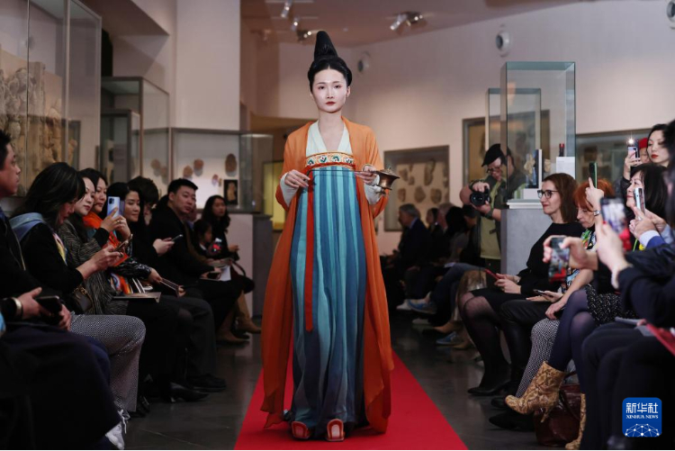 3月13日，在位于法國巴黎的吉美國立亞洲藝術博物館，模特展示敦煌復原服飾。新華社記者 高靜 攝
