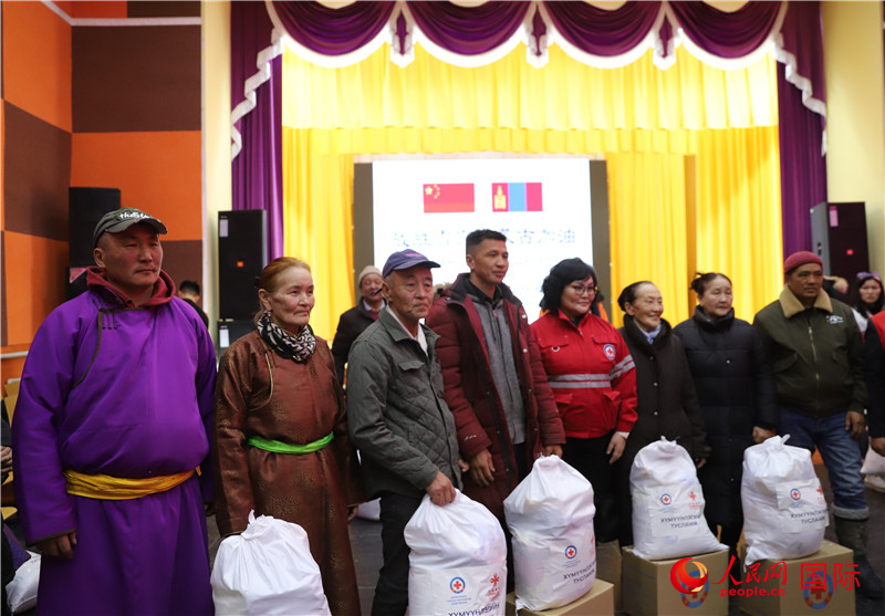 3月18日，向受災牧民分發(fā)中方賑災物資現(xiàn)場。人民網記者 霍文攝