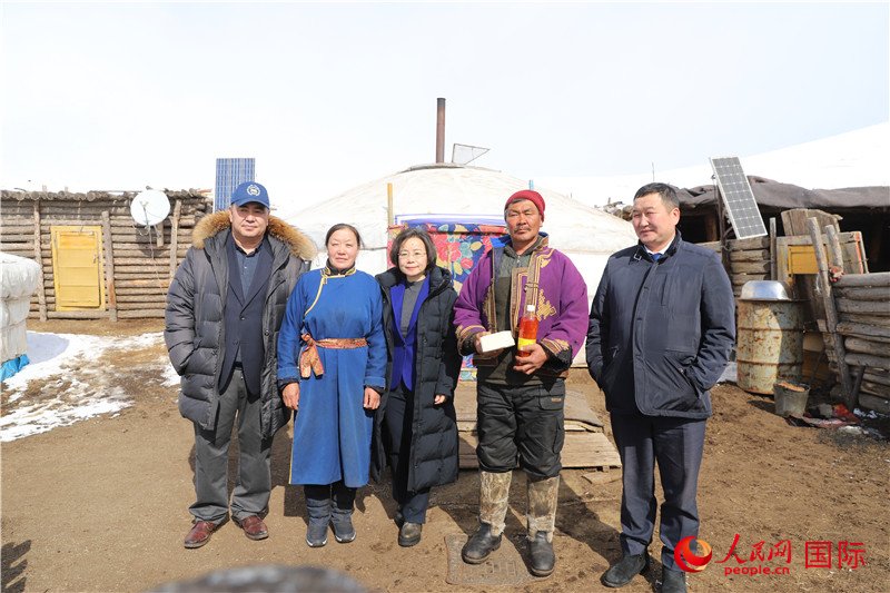 5.3月18日，沈大使與牧民及縣領導合影。人民網記者 霍文攝