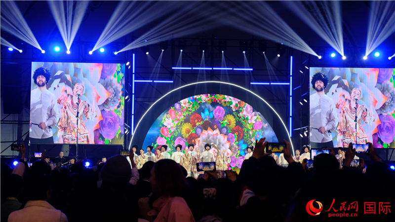 中俄觀眾欣賞俄羅斯傳統(tǒng)歌舞表演。人民網 褚夢琦攝