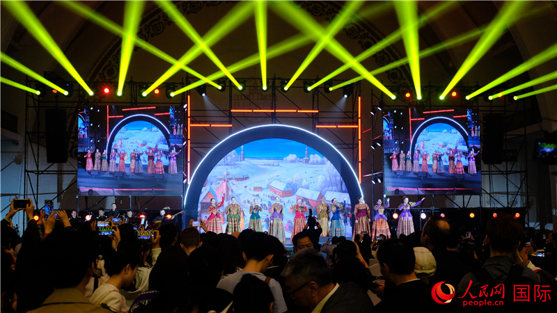中俄觀眾欣賞俄羅斯傳統(tǒng)歌舞表演。人民網 褚夢琦攝
