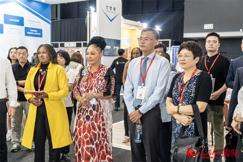 現(xiàn)場(chǎng)嘉賓參與捐贈(zèng)儀式。人民日?qǐng)?bào)非洲中心分社 希拉茲·莫林?jǐn)z